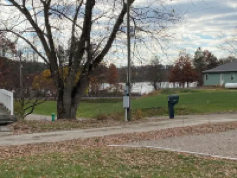 Atwood Lake family home. Pet friendly! Hotels in Carroll County