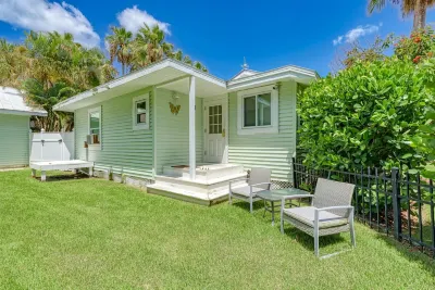 Cottage Haven-One Minute Walk to the Beach-Private Yards-Keyless Locks Hotels near Cortez Beach