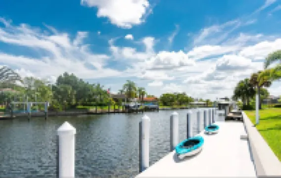 Villa Capri-Waterfront- Free Amenities-Heated Pool-Beach and Fishing Gear