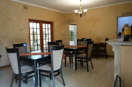 Tuscan Lodge Отели рядом с достопримечательностью «Peter Mokaba Stadium»