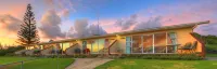 Islander Lodge Apartments - parking