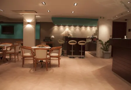 Saronis Hotel Отели рядом с достопримечательностью «Yialasi beach»