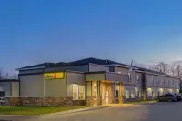 Super 8 by Wyndham Moosonee Hotels in Moosonee