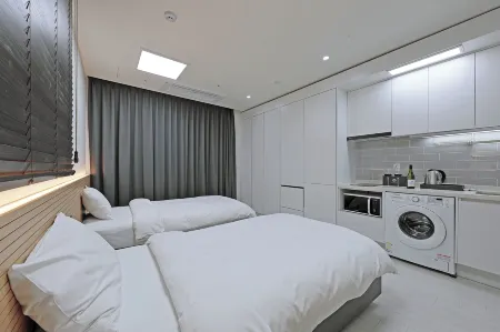 SOTA SUITE SOKCHO WORLDSKY Отели рядом с достопримечательностью «Sokcho City Museum & Displaced Civilians Folk Village»