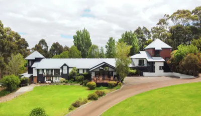 Chimes Spa Retreat Hotels near RiverFront Gallery