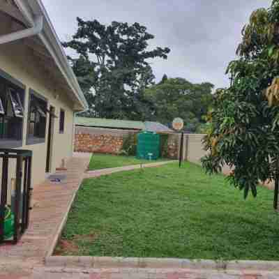 Posh 3 Bedroomed Guesthouse in Hillside with Pool - 2039 Hotel Exterior