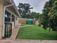 Posh 3 Bedroomed Guesthouse in Hillside with Pool - 2039 Hotels in 