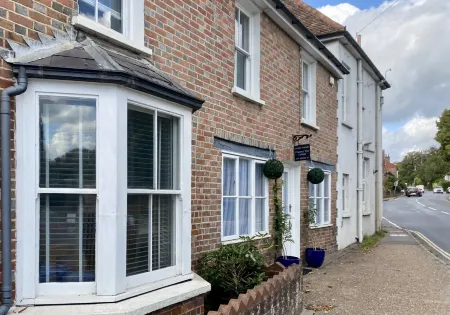 Chestnut Tree Cottage, 7 High Street Отели в г. Хейвордс-Хит