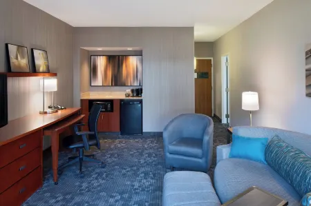 Courtyard Cincinnati Blue Ash Отели рядом с достопримечательностью «Serene Suites Premier Memory Care»