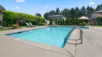 Clarion Pointe Mount Vernon - Burlington - Swimmingpools
