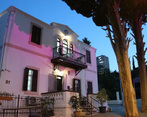 Santa Maria Zimmer Bahai Gardens Hotels near Sculptures Garden
