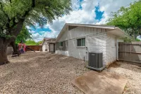 Private Pickle-ball Court+Kids play backyard + 6 Flags +Cowboys + Airport Hotel in zona Lee Elementary School