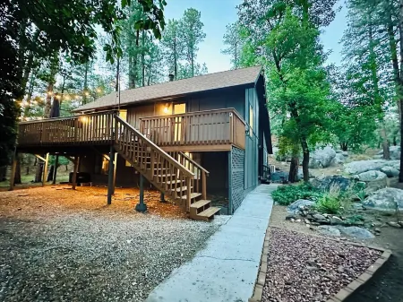 Cozy 4-bedroom cabin in charming Prescott pines, minutes to Goldwater Lake
