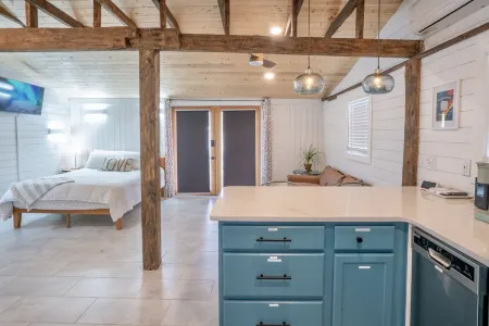 The Bunkhouse “ 5 minutes to I-75” Unique Loft across Brewery & Wedding Venues.