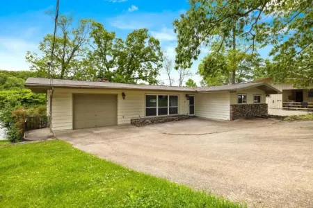 Bella Vista Lake House, MTB Trail Access, Golf, close to downtown Bentonville