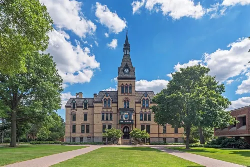 Midway Marvel: Central Location, Walk to Light Rail, Fast WiFi, Free Parking