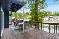 Wave-Free Swimming and Spacious Dock Areas - Tranquil Cove Haven Hotel a Lake Ozark