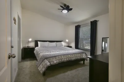 Modern Kitchen and Scenic Stream - Elegant Family Retreat Yosemite Cemetery附近的飯店