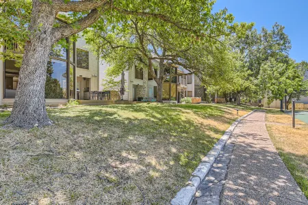 Spacious Getaway with Outdoor Deck - Bright and Airy Retreat Отели рядом с достопримечательностью «High 5»