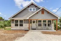 Charming Lake Cottage with Scenic Views - Stylish Hill Country Retreat
