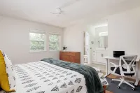 Observation Deck and Cozy Fireplace - Charming Treetop Escape Отели рядом с достопримечательностью «Saint Stephens Episcopal School Football Stadium»