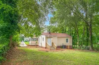 Charming Retreat - Stylish Space, Central A/C, Yard, Balcony Hotels near Wesley Chapel Crossing