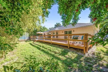 Walk to Beach, Fenced, Pet & Family Friendly Отели в г. Вилано-Бич