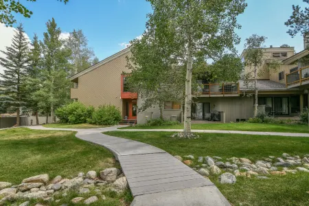 Stylish Living Space and Modern Amenities - Inviting Mountain Retreat