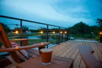 Open Concept Living and Balcony Lounge Chairs - Cozy Unique Retreat Hotel di McLennan County