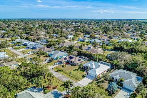 Fantastic home near beaches & docks with heated saltwater pool & office Hotels in Sebastian