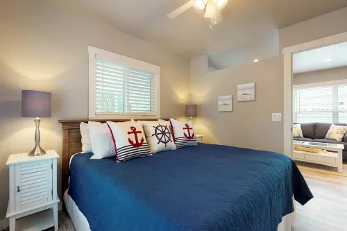 Stylish bayside condo with WiFi & pool - close to the beach & restaurants