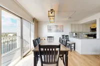 Fifth floor beachfront condo with pool access, washer/dryer, and ocean view Hotels in Okaloosa Island