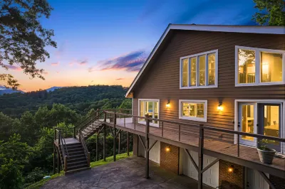 Majestic Mountain Views and Hot Tub - Stunning Post-and-Beam Haven Hotels near Bearwallow Mountain Trail