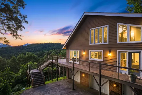 Majestic Mountain Views and Hot Tub - Stunning Post-and-Beam Haven