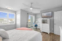 Bright Chef's Kitchen and Cozy Living Areas - Charming Coastal Escape Hotels in Chincoteague