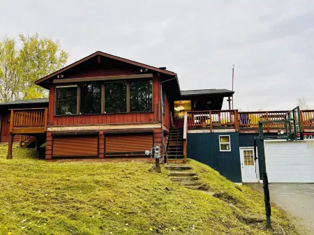 Escape to a cozy Alaskan retreat near Hatcher Pass