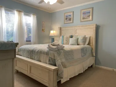 Sunset Views and Direct Beach Access - Stunning Corner Villa Hoteles cerca del Aeropuerto Hilton Head