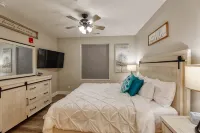 Smart Home with Full Kitchen and Spacious Living Room - Elegant Modern Retreat Hotels in Sheridan