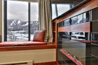 Stunning Mountain Views and on-Site Spa - Cozy Retreat