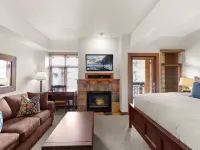 Ski-in/Ski-Out Access with Private Balcony and Amenities - Charming Haven Hôtels à : Comte de Summit