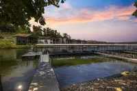 Wave-Free Swimming and Fun Dock Amenities - Tranquil Cove Oasis Hotel a Lake Ozark
