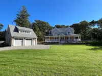 Charming Retreat with Outdoor Shower and Basketball Court - Spacious Oasis 하리치 포트 호텔