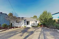 Coastal house with decks, grill, firepit, & modern kitchen - 1/2 mile to beach Hotels near South Jetty Beach 3 Day Use