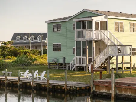 Spacious Outdoor Oasis with Two Kitchens - Inviting Family Retreat Отели в г. Окракок