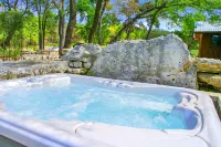 Charming Cabin with Hot Tub and Waterfalls - Serene Country Retreat Hotels in Wimberley
