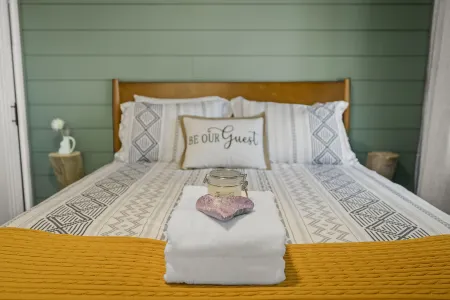 Cozy Cabin with Hot Tub and Stunning Views - Inviting Mountain Retreat Отели рядом с достопримечательностью «Государственная зона отдыха Кингс Бич»