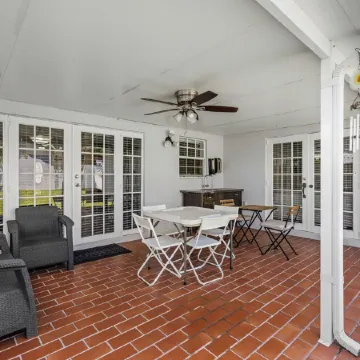 SW Miami Oasis with Playroom & Basketball Hoop