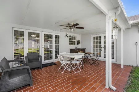 SW Miami Oasis with Playroom & Basketball Hoop