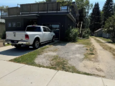 Perfect location! Downtown Beach & Ski Pad w/hot tub in the heart of Sandpoint.
