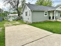 Cozy Indoor Fireplace and Fenced Backyard Oasis - Charming Cottage Hotel a Spring Creek West Township